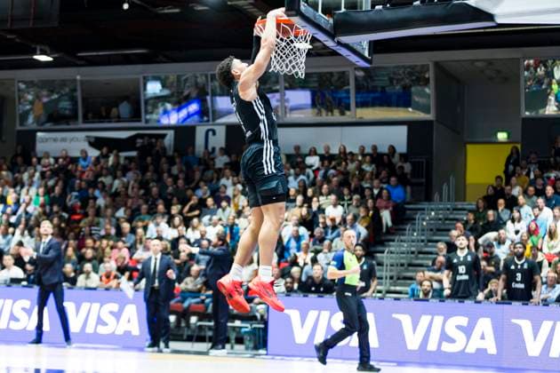 22.10.2025, xomx, Basketball BKT EuroCup, NINERS Chemnitz - London Lions v.l. Dunking +Joel Scott (London Lions) Chemnitz