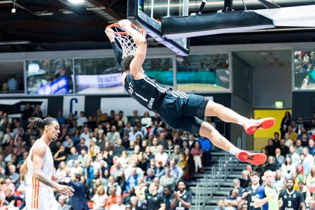 22.10.2025, xomx, Basketball BKT EuroCup, NINERS Chemnitz - London Lions v.l. Dunking +Joel Scott (London Lions) Chemnitz