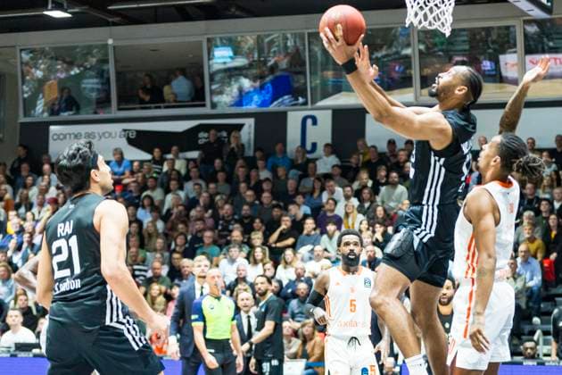 22.10.2025, xomx, Basketball BKT EuroCup, NINERS Chemnitz - London Lions v.l. Jonathan Williams (London Lions) am Ball Chemnitz