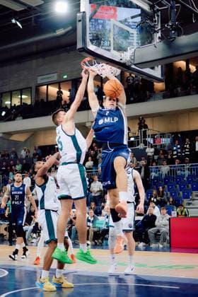 Dusan Neskovic (7; MLP Academics Heidelberg) macht einen Dunk, während Ojars Silins (15; Legia Warszawa) und Wojciech Tomaszewski (5; Legia Warszawa) verteidigen und Mateo Seric (21; MLP Academics Heidelberg) beobachtet Basketball Champions League: MLP Academics Heidelberg – Legia Warszawa, 22.10.2025 at SNP-Dome, Heidelberg. Dusan Neskovic (7; MLP Academics Heidelberg) macht Dunk Copyright: xSpeedshotx