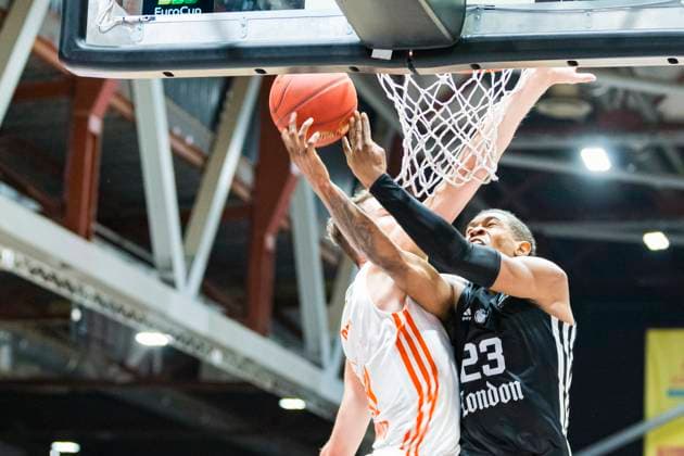 22.10.2025, xomx, Basketball BKT EuroCup, NINERS Chemnitz - London Lions v.l. Kameron Mcgusty (London Lions) am Ball im Zweikampf mit Robbie Beran (Niners Chemnitz) Chemnitz