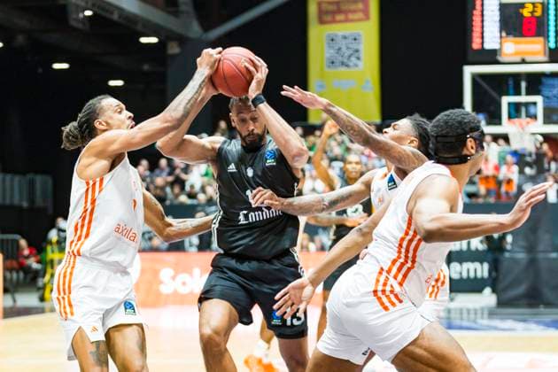 22.10.2025, xomx, Basketball BKT EuroCup, NINERS Chemnitz - London Lions v.l. Jonathan Williams (London Lions) am Bal Chemnitz
