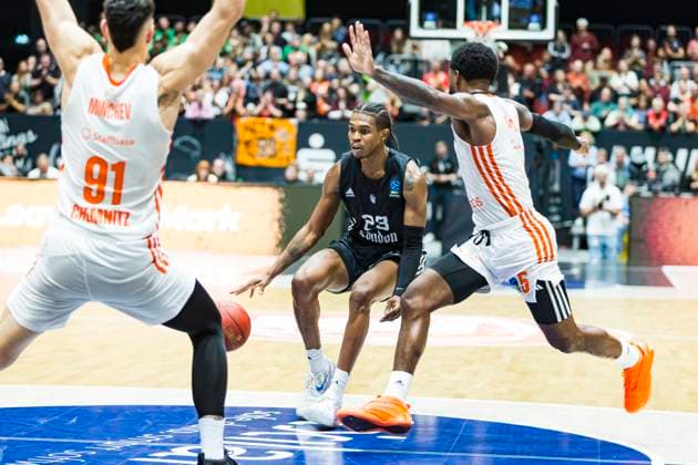 22.10.2025, xomx, Basketball BKT EuroCup, NINERS Chemnitz - London Lions v.l. Kameron Mcgusty (London Lions) am Ball. Yordan Minchev (Niners Chemnitz) Chemnitz