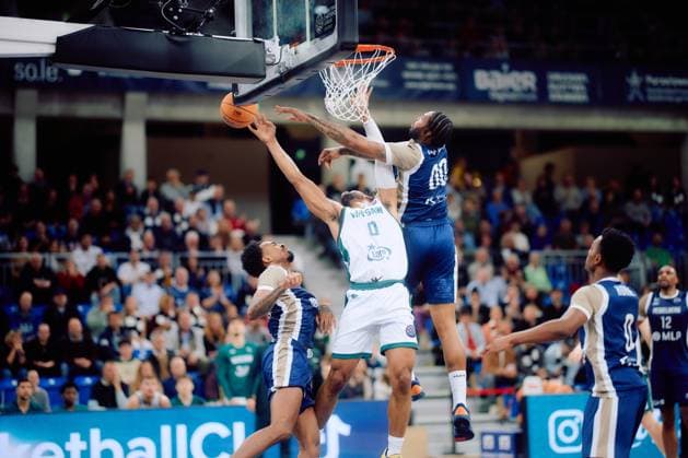 Marcus Weathers (00, MLP Academics Heidelberg) und Jayvon Graves (0; Legia Warszawa) am Korb Basketball Champions League: MLP Academics Heidelberg – Legia Warszawa, 22.10.2025 at SNP-Dome, Heidelberg. Basketball Champions League: MLP Academics Heidelberg – Legia Warszawa, 22.10.2025 at SNP-Dome, Heidelberg. Spielszene am Korb Copyright: xSpeedshotx