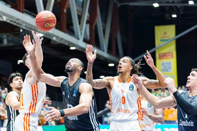 22.10.2025, xomx, Basketball BKT EuroCup, NINERS Chemnitz - London Lions v.l. Jonathan Williams (London Lions) am Ball. Chemnitz