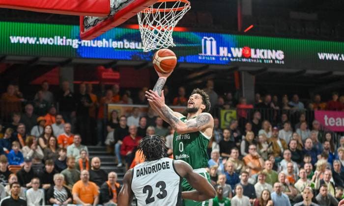Brandon Johns (Sporting CP, 00) unter dem Korb RASTA Vechta vs. Sporting CP , Basketballl, FIBA European Cup, 2. Spieltag, Saison 2025 2026, 22.10.2025, RASTA Vechta vs. Sporting CP, Basketball, FIBA European Cup, 2. Spieltag, Saison 2025 2026, 22.10.2025 Vechta Copyright: xEibner-Pressefoto RobertxGertzenx EP_RGN