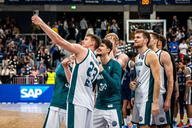 BCL: MLP Academics Heidelberg - Legia Warszawa; 22.10.2025 Jubel nach dem Sieg von Michal Kolenda (23; Legia Warszawa), Maksymilian Wilczek (32; Legia Warszawa), Shane Hunter (40; Legia Warszawa) und Blazej Czapla (1; Legia Warszawa) nach dem Spiel Basketball Champions League: MLP Academics Heidelberg – Legia Warszawa, 22.10.2025 at SNP-Dome, Heidelberg. Basketball Champions League: MLP Academics Heidelberg – Legia Warszawa, 22.10.2025 at SNP-Dome, Heidelberg. Copyright: xBEAUTIFULxSPORTS Gelhardtx