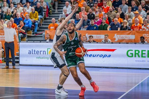Basketball FIBA Europe Cup, Saison 2025 2026, Herren, Hauptrunde, Gruppenphase, 2. Spieltag, 22.10.2025, RASTA Vechta - Sporting CP Lisabon Claude Robinson ( 7 - Sporting CP) in Aktion Vechta RASTA Dome Niedersachsen Deutschland