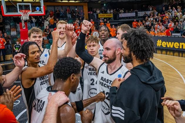Basketball FIBA Europe Cup, Saison 2025 2026, Herren, Hauptrunde, Gruppenphase, 2. Spieltag, 22.10.2025, RASTA Vechta - Sporting CP Lisabon Das Team von RASTA Vechta nach der Partie Vechta RASTA Dome Niedersachsen Deutschland