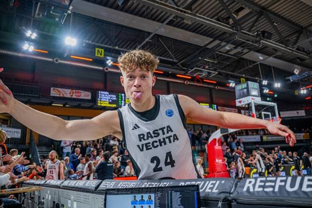 Basketball FIBA Europe Cup, Saison 2025 2026, Herren, Hauptrunde, Gruppenphase, 2. Spieltag, 22.10.2025, RASTA Vechta - Sporting CP Lisabon Roy Krupnikas ( 24 - RASTA Vechta) nach der Partie Vechta RASTA Dome Niedersachsen Deutschland