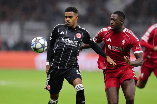 22.10.2025, Fussball UEFA Champions League, Eintracht Frankfurt - Liverpool FC, emonline, emspor, v.l., Ansgar Knauff (Eintracht Frankfurt), Ibrahima Konate (Liverpool FC) DFL DFB REGULATIONS PROHIBIT ANY USE OF PHOTOGRAPHS AS IMAGE SEQUENCES AND OR QUASI-VIDEO. xdcx Copyright: HMBxMedia Claus
