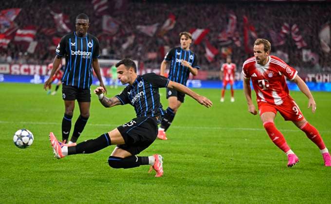 22.10.2025, Fussball UEFA Championsleague 2025 2026: Vorrunde 3.Spieltag, FC Bayern München - Club Brügge, in der Allianz-Arena München. Aleksandar Stankovic (Club Brügge) und Harry Kane (FC Bayern München)