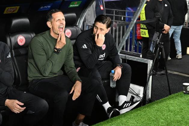 22.10.2025, xjhx, Fussball UEFA Champions League, Eintracht Frankfurt - FC Liverpool v.l. Trainer Dino Toppmöller Toppmoeller (Eintracht Frankfurt) Co Trainer Jan Fießer Fiesser (Eintracht Frankfurt) (UEFA REGULATIONS PROHIBIT ANY USE OF PHOTOGRAPHS as IMAGE SEQUENCES and or QUASI-VIDEO) Frankfurt am Main