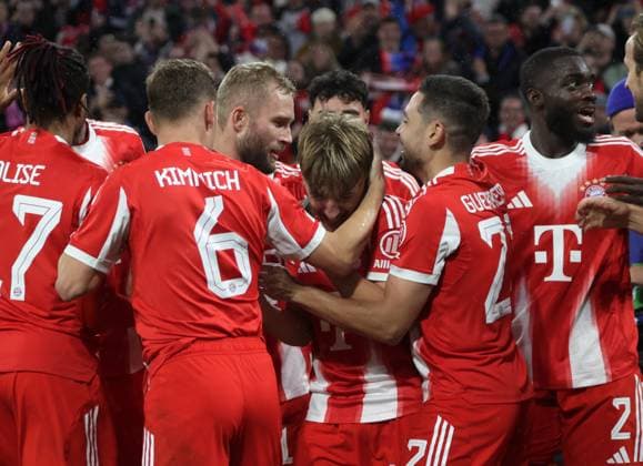 Torjubel .um Torschuetze Bayerns 46 Lennart KARL nach seinem Tor zum 1:0. Fussball: Bayern - Bruegge. Fußball Championsleague, FC Bayern München - Club Brugge, Spieltag 3, Saison 2025-2026, am 22.10.2025 in Muenchen, A L L I A N Z A R E N A, Deutschland. Quelle Copyright Credit : Oryk HAIST