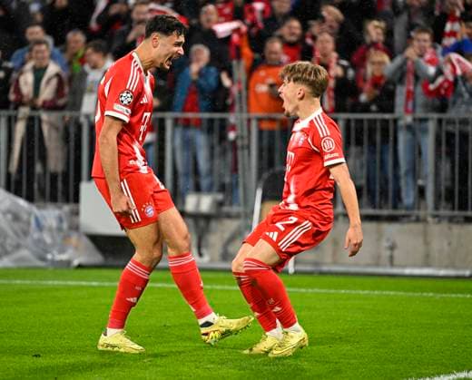 22.10.2025, Fussball UEFA Championsleague 2025 2026: Vorrunde 3.Spieltag, FC Bayern München - Club Brügge, in der Allianz-Arena München. v.l. Aleksandar Pavlovic (FC Bayern München) und Lennart Karl (FC Bayern München) jubeln