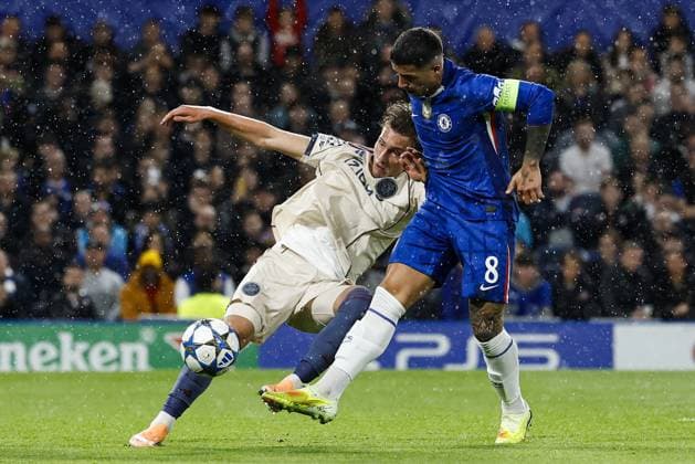 LONDON - (l-r) Mika Godts of Ajax, Enzo Fernandez of Chelsea FC during the UEFA Champions League match between Chelsea FC and AFC Ajax at Stamford Bridge on October 22, 2025, in London, United Kingdom. ANP MAURICE VAN STEEN UEFA Champions League 2025-2026 xVIxANPxSportx xxANPxIVx 539987814 originalFilename: 539987814.jpg