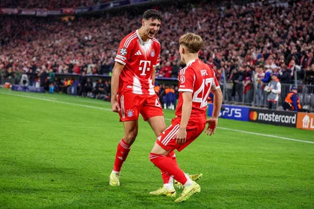 22.10.2025, Fußball, UEFA Champions League, FC Bayern München - Club Brügge, Allianz Arena, Saison 2025 2026: Torjubel nach dem Tor zum 1:0 durch Torschütze Lennart Karl (FC Bayern Muenchen 42) zusammen mit Aleksandar Pavlovic (FC Bayern Muenchen 45) Regulations prohibit any use of photographs as image sequences and or quasi-video. Bayern Deutschland