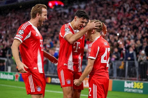22.10.2025, Fußball, UEFA Champions League, FC Bayern München - Club Brügge, Allianz Arena, Saison 2025 2026: Torjubel nach dem Tor zum 1:0 durch Torschütze Lennart Karl (FC Bayern Muenchen 42) zusammen mit Aleksandar Pavlovic (FC Bayern Muenchen 45) Harry Kane (FC Bayern Muenchen 09) Regulations prohibit any use of photographs as image sequences and or quasi-video. Bayern Deutschland