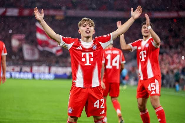 22.10.2025, Fußball, UEFA Champions League, FC Bayern München - Club Brügge, Allianz Arena, Saison 2025 2026: Torjubel nach dem Tor zum 1:0 durch Torschütze Lennart Karl (FC Bayern Muenchen 42) zusammen mit Regulations prohibit any use of photographs as image sequences and or quasi-video. Bayern Deutschland