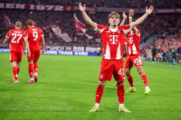 22.10.2025, Fußball, UEFA Champions League, FC Bayern München - Club Brügge, Allianz Arena, Saison 2025 2026: Torjubel nach dem Tor zum 1:0 durch Torschütze Lennart Karl (FC Bayern Muenchen 42) zusammen mit Regulations prohibit any use of photographs as image sequences and or quasi-video. Bayern Deutschland