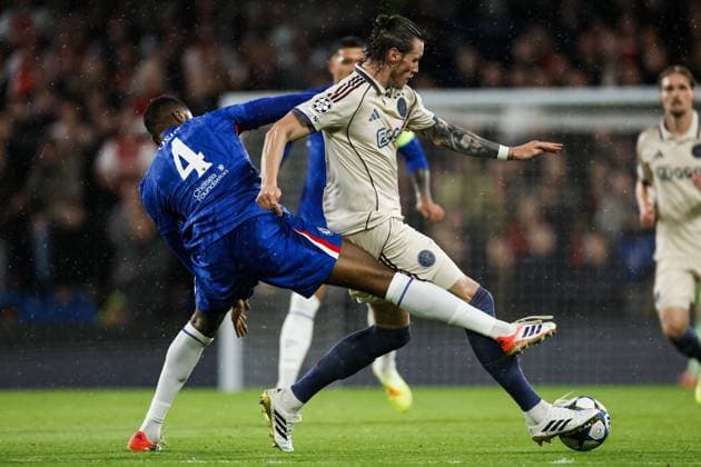 LONDON - (l-r) Tosin Adarabioyo of Chelsea FC, Wout Weghorst of Ajax during the UEFA Champions League match between Chelsea FC and AFC Ajax at Stamford Bridge on October 22, 2025, in London, United Kingdom. ANP MAURICE VAN STEEN UEFA Champions League 2025-2026 xVIxANPxSportx xxANPxIVx 539987911 originalFilename: 539987911.jpg
