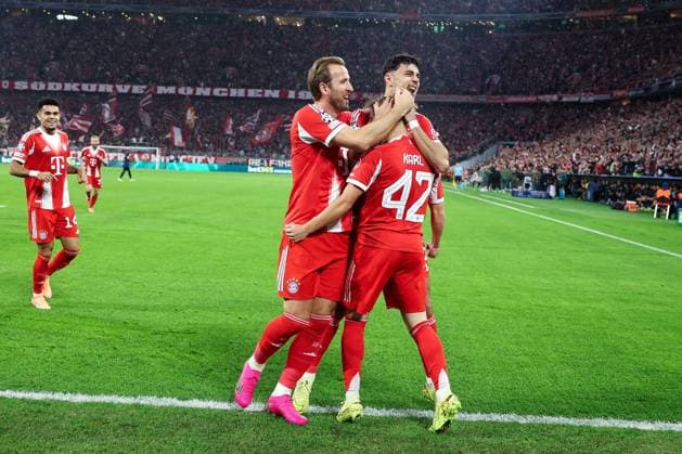 Harry Kane 9 (FC Bayern Muenchen) und Alexandar Pavlovic 45 (FC Bayern Muenchen) gratulieren Torschuetzen Lennart Karl 42 (FC Bayern Muenchen) zum 1:0, FC Bayern Muenchen vs. Club Brugge, Fussball, Maenner, UEFA Champions League, Saison 2025 2026, Allianz Arena, 3. Spieltag, 22.10.2025 Muenchen Bayern Deutschland