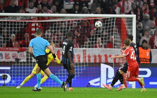 TOR zum 1:0 Lennart Karl Bayern Muenchen FCB (42) Torschuss Aktion Torchance gegen Torwart Nordin Jackers Club Brugge FC Bruegge (29) Schiedsrichter Referee Donatas Rumsas (LTU) FC Bayern Muenchen FCB vs Club Brugge FC Bruegge Spieltag 03 22.10.2025 DFL REGULATIONS PROHIBIT ANY USE OF PHOTOGRAPHS AS IMAGE SEQUENCES AND OR QUASI-VIDEO FC Bayern Muenchen FCB vs Club Brugge FC Bruegge