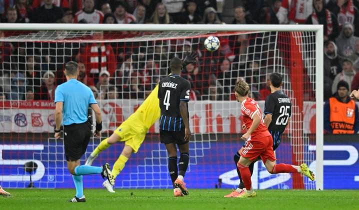 TOR zum 1:0 Lennart Karl Bayern Muenchen FCB (42) Torschuss Aktion Torchance gegen Torwart Nordin Jackers Club Brugge FC Bruegge (29) Schiedsrichter Referee Donatas Rumsas (LTU) FC Bayern Muenchen FCB vs Club Brugge FC Bruegge Spieltag 03 22.10.2025 DFL REGULATIONS PROHIBIT ANY USE OF PHOTOGRAPHS AS IMAGE SEQUENCES AND OR QUASI-VIDEO FC Bayern Muenchen FCB vs Club Brugge FC Bruegge