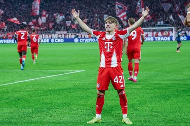 Lennart Karl 42 (FC Bayern Muenchen) posiert vor den Fans nach seinem Tor zum 1:0 FC Bayern Muenchen vs. Club Brugge, Fussball, Maenner, UEFA Champions League, Saison 2025 2026, Allianz Arena, 3. Spieltag, 22.10.2025 Muenchen Bayern Deutschland