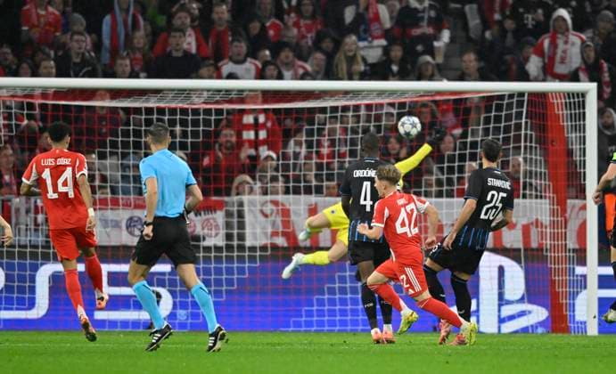TOR zum 1:0 Lennart Karl Bayern Muenchen FCB (42) Torschuss Aktion Torchance gegen Torwart Nordin Jackers Club Brugge FC Bruegge (29) Schiedsrichter Referee Donatas Rumsas (LTU) FC Bayern Muenchen FCB vs Club Brugge FC Bruegge Spieltag 03 22.10.2025 DFL REGULATIONS PROHIBIT ANY USE OF PHOTOGRAPHS AS IMAGE SEQUENCES AND OR QUASI-VIDEO FC Bayern Muenchen FCB vs Club Brugge FC Bruegge