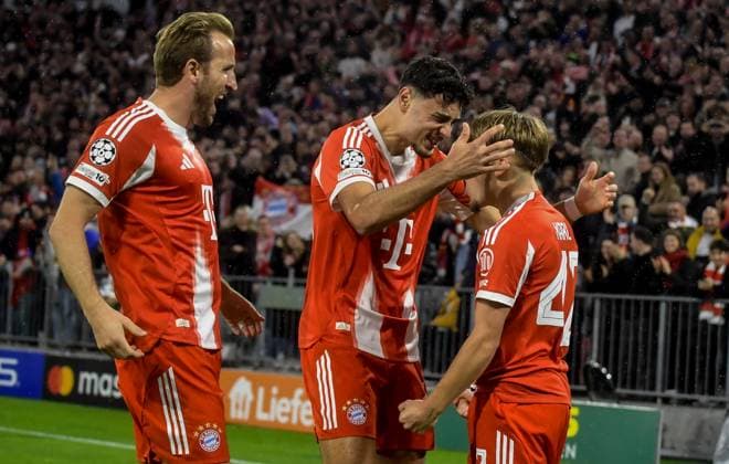 22.10.2025, xemx, Fussball UEFA Champions League, FC Bayern Muenchen - Club Brügge v.l. Lennart Karl (FC Bayern Muenchen) Jubel, Torjubel, celebrate the goal, jubelt ueber das Tor zum 1:0 (DFL DFB REGULATIONS PROHIBIT ANY USE OF PHOTOGRAPHS as IMAGE SEQUENCES and or QUASI-VIDEO) Muenchen