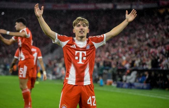 22.10.2025, xemx, Fussball UEFA Champions League, FC Bayern Muenchen - Club Brügge v.l. Lennart Karl (FC Bayern Muenchen) Jubel, Torjubel, celebrate the goal, jubelt ueber das Tor zum 1:0 (DFL DFB REGULATIONS PROHIBIT ANY USE OF PHOTOGRAPHS as IMAGE SEQUENCES and or QUASI-VIDEO) Muenchen