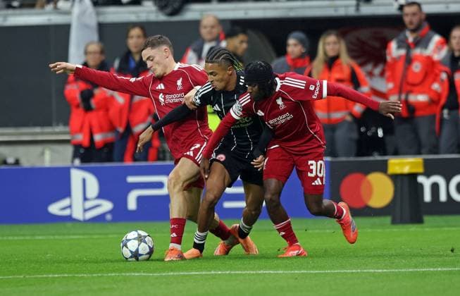 22.10.2025, xovx, Fußball UEFA Champions League, Eintracht Frankfurt - FC Liverpool v.l. Florian Wirtz (FC Liverpool), Jean-Matteo Bahoya (Eintracht Frankfurt), Jeremie Frimpong (FC Liverpool) (DFL DFB REGULATIONS PROHIBIT ANY USE OF PHOTOGRAPHS as IMAGE SEQUENCES and or QUASI-VIDEO) emspor Frankfurt am Main