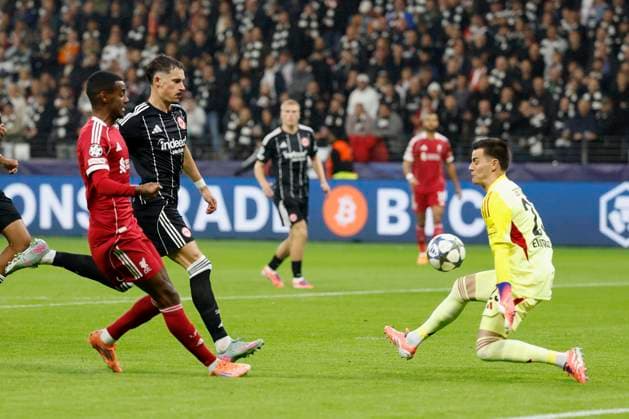 Alexander Isak (Liverpool FC, 9) l. mit der Chance zur Fuehrung, Torwart Michael Zetterer (Eintracht Frankfurt, 23) r. pariert, Robin Koch (Eintracht Frankfurt, 4), 22.10.2025, Fussball, Uefa Champions League, Eintracht Frankfurt - Liverpool FC, GER, Frankfurt am Main, Deutsche Bank Park. Copyright: HMBxMedia xHeikoxBecker