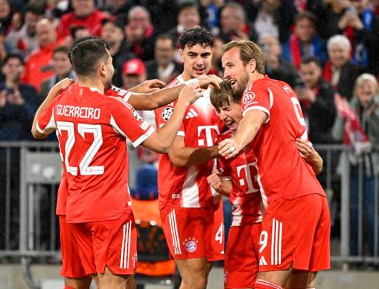 22.10.2025, Fussball UEFA Championsleague 2025 2026: Vorrunde 3.Spieltag, FC Bayern München - Club Brügge, in der Allianz-Arena München. Lennart Karl (FC Bayern München) jubelt mit v.l. Raphael Guerreiro (FC Bayern München), Aleksandar Pavlovic (FC Bayern München), Lennart Karl (FC Bayern München) und Harry Kane (FC Bayern München)