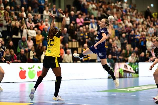 Handball I Frauen I Saison 2025-2026 I 1. HBF I 6. Spieltag I Buxtehuder SV - Borussia Dortmund I 22.10.2025 Deborah Lassource (22, Borussia Dortmund) Johanna Andresen (18, Buxtehuder Sportverein) Buxtehude Halle Nord Niedersachsen Deutschland Copyright: xLobeca FelixxSchlikisx