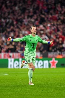 Manuel Neuer (1 Bayern) jubelt über das Tor zum 2-0 beim Champions Leaguespiel FC Bayern München - Club Bürgge am 22.10.2025. München Allianz Arena Bayern Deutschland