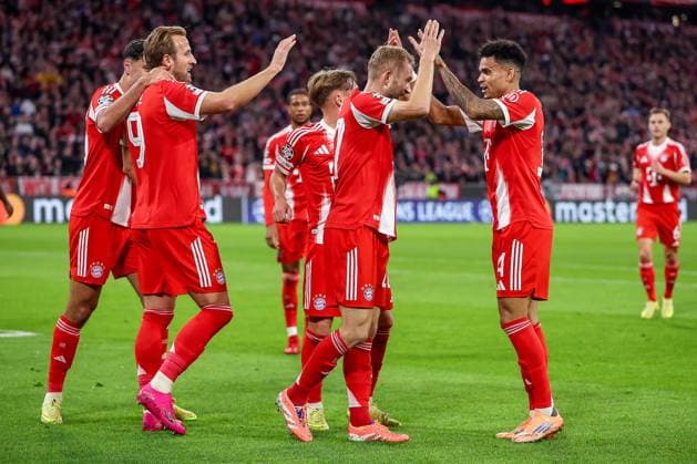 22.10.2025, Fußball, UEFA Champions League, FC Bayern München - Club Brügge, Allianz Arena, Saison 2025 2026: Torjubel nach dem Tor zum 2:0 durch Torschütze Harry Kane (FC Bayern Muenchen 09) zusammen mit Konrad Laimer (FC Bayern Muenchen 27) und Aleksandar Pavlovic (FC Bayern Muenchen 45) Regulations prohibit any use of photographs as image sequences and or quasi-video. Bayern Deutschland