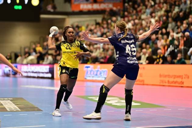 Handball I Frauen I Saison 2025-2026 I 1. HBF I 6. Spieltag I Buxtehuder SV - Borussia Dortmund I 22.10.2025 Deborah Lassource (22, Borussia Dortmund) Jolina Huhnstock (45, Buxtehuder Sportverein) Buxtehude Halle Nord Niedersachsen Deutschland Copyright: xLobeca FelixxSchlikisx