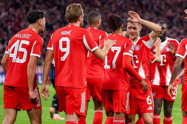 22.10.2025, Fußball, UEFA Champions League, FC Bayern München - Club Brügge, Allianz Arena, Saison 2025 2026: Torjubel nach dem Tor zum 2:0 durch Torschütze Harry Kane (FC Bayern Muenchen 09) zusammen mit Aleksandar Pavlovic (FC Bayern Muenchen 45) Michael Olise (FC Bayern Muenchen 17) Joshua Kimmich (FC Bayern Muenchen 06) Regulations prohibit any use of photographs as image sequences and or quasi-video. Bayern Deutschland