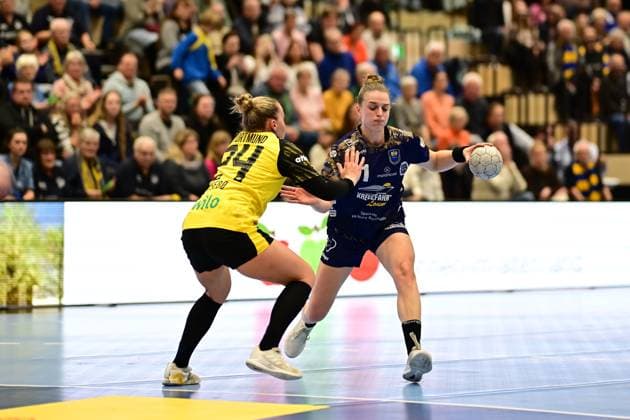 Handball I Frauen I Saison 2025-2026 I 1. HBF I 6. Spieltag I Buxtehuder SV - Borussia Dortmund I 22.10.2025 Guro Huseboe (24, Borussia Dortmund) Isabelle Dölle (11, Buxtehuder Sportverein) Buxtehude Halle Nord Niedersachsen Deutschland Copyright: xLobeca FelixxSchlikisx