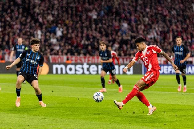 UEFA Champions League: FC Bayern Munich vs. Club Brugge KV, 22.10.2025 MUNICH, GERMANY - OCTOBER 22: Luis Diaz (FC Bayern Munich, 14) controls the ball during the UEFA Champions League match between FC Bayern Munich vs. Club Brugge KV at Allianz Arena on matchday 3 of the UEFA Champions League Season 2025 26 on October 22, 2025 in Munich, Germany. Copyright: xBEAUTIFULxSPORTS Wunderlx