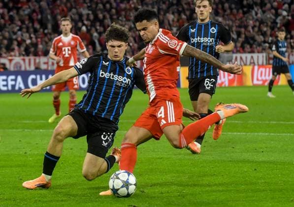 22.10.2025, xemx, Fussball UEFA Champions League, FC Bayern Muenchen - Club Brügge v.l. Kyriani Sabbe (Club Brügge), Luis Diaz (FC Bayern Muenchen) Zweikampf, Aktion, action, battle for the ball (DFL DFB REGULATIONS PROHIBIT ANY USE OF PHOTOGRAPHS as IMAGE SEQUENCES and or QUASI-VIDEO) Muenchen