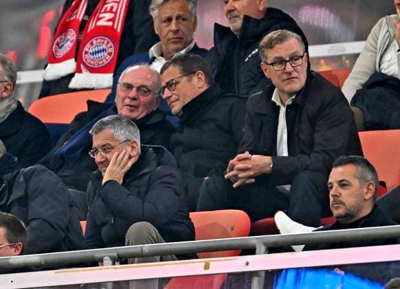 22.10.2025, Fussball UEFA Championsleague 2025 2026: Vorrunde 3.Spieltag, FC Bayern München - Club Brügge, in der Allianz-Arena München. v.l. Ehren-Präsident Uli Hoeneß (FC Bayern München, Hoeness), Sportvorstand Max Eberl (Bayern München) und Vorstandsvorsitzender Jan-Christian Dreesen (FC Bayern München) , unten Präsident Herbert Hainer (FC Bayern)