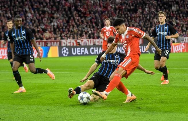 22.10.2025, xemx, Fussball UEFA Champions League, FC Bayern Muenchen - Club Brügge v.l. Kyriani Sabbe (Club Brügge), Luis Diaz (FC Bayern Muenchen) Zweikampf, Aktion, action, battle for the ball (DFL DFB REGULATIONS PROHIBIT ANY USE OF PHOTOGRAPHS as IMAGE SEQUENCES and or QUASI-VIDEO) Muenchen
