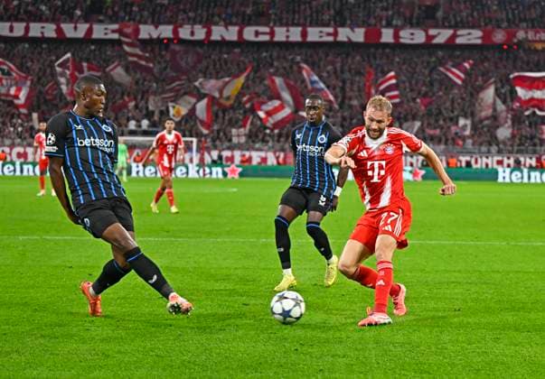 22.10.2025, Fussball UEFA Championsleague 2025 2026: Vorrunde 3.Spieltag, FC Bayern München - Club Brügge, in der Allianz-Arena München. Konrad Laimer (FC Bayern München) legt zum 2:0 auf