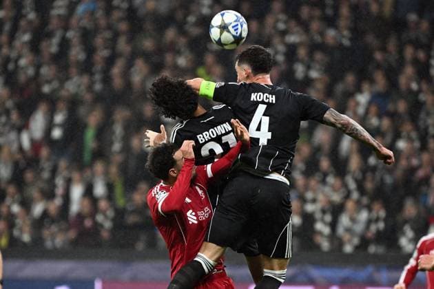 22.10.2025, xjhx, Fussball UEFA Champions League, Eintracht Frankfurt - FC Liverpool v.l. Curtis Jones (FC Liverpool) Robin Koch (Eintracht Frankfurt) Nathaniel Brown (Eintracht Frankfurt) Zweikampf, Aktion, action, battle for the ball (DFL DFB REGULATIONS PROHIBIT ANY USE OF PHOTOGRAPHS as IMAGE SEQUENCES and or QUASI-VIDEO) Frankfurt am Main