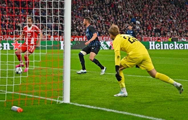 22.10.2025, Fussball UEFA Championsleague 2025 2026: Vorrunde 3.Spieltag, FC Bayern München - Club Brügge, in der Allianz-Arena München. Harry Kane (FC Bayern München) trifft zum 2:0.