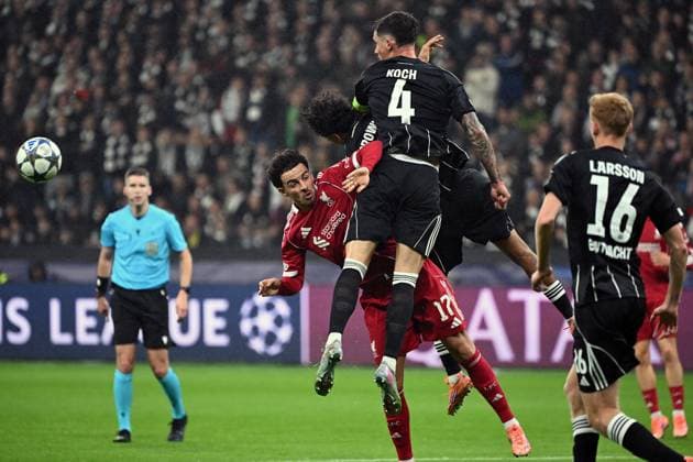 22.10.2025, xjhx, Fussball UEFA Champions League, Eintracht Frankfurt - FC Liverpool v.l. Curtis Jones (FC Liverpool) Robin Koch (Eintracht Frankfurt) Nathaniel Brown (Eintracht Frankfurt) Zweikampf, Aktion, action, battle for the ball (DFL DFB REGULATIONS PROHIBIT ANY USE OF PHOTOGRAPHS as IMAGE SEQUENCES and or QUASI-VIDEO) Frankfurt am Main