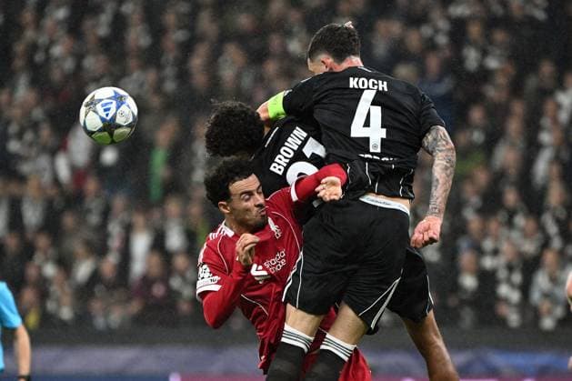 22.10.2025, xjhx, Fussball UEFA Champions League, Eintracht Frankfurt - FC Liverpool v.l. Curtis Jones (FC Liverpool) Robin Koch (Eintracht Frankfurt) Nathaniel Brown (Eintracht Frankfurt) Zweikampf, Aktion, action, battle for the ball (DFL DFB REGULATIONS PROHIBIT ANY USE OF PHOTOGRAPHS as IMAGE SEQUENCES and or QUASI-VIDEO) Frankfurt am Main